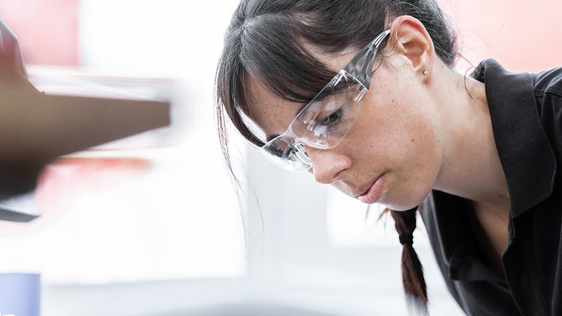 Bild der Anwendung 2K-Kleben, bei der Titanpumpen zum Einsatz kommen.