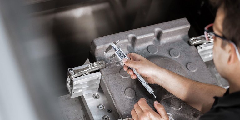 Bild der Herstellung einer Standheizungspumpe durch Scherzinger.