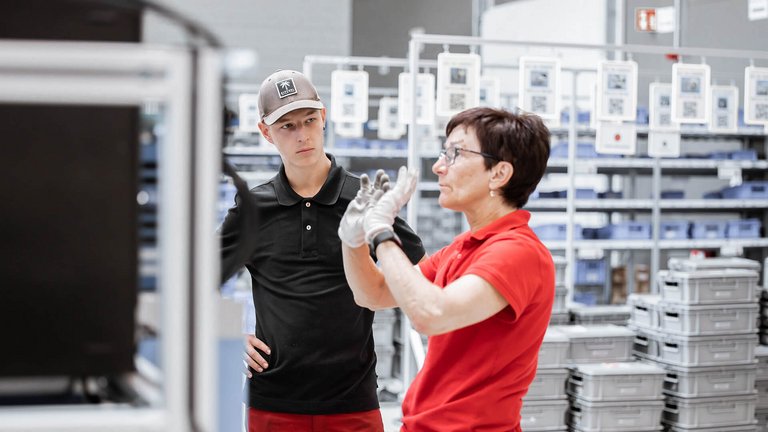 Bild eines Praktikanten bei Scherzinger, die in die Pumpen-Welt eingeführt wird.