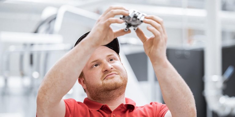 Bild eines Mitarbeiters für mehr Power im Unternehmen und bessere Pumpen.