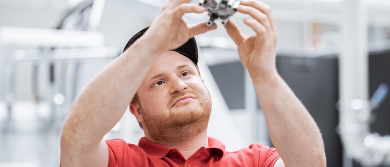 Mitarbeiter, der nach der Vision & Mission von Scherzinger aus Furtwangen arbeitet.