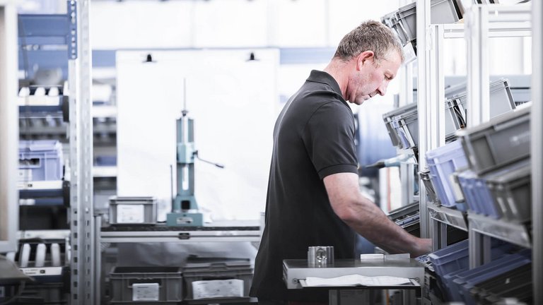 Bild eines Mitarbeiters bei der Herstellung einer Pumpen für den Farbdruck.