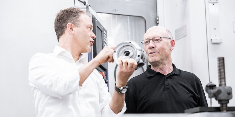 Bild vom Pumpen-Experten der Scherzinger GmbH beim Austausch der Kompetenzen.