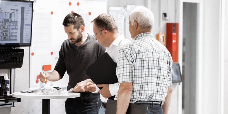Mitarbeiter der Scherzinger GmbH aus Furtwangen bei der Planung von Flügelzellenpumpen.