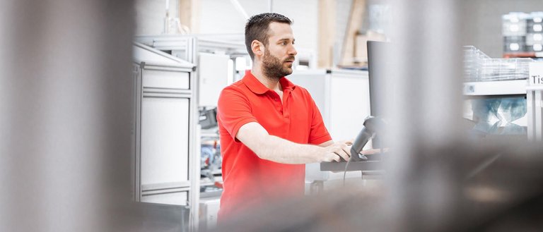 Mitarbeiter der Scherzinger Pumpen GmbH bei der Herstellung einer Flügelzellen-Pumpe.