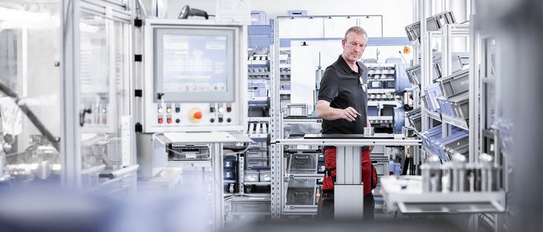 Mitarbeiter von Scherzinger bei der Herstellung einer Außenzahnrad-Pumpe.