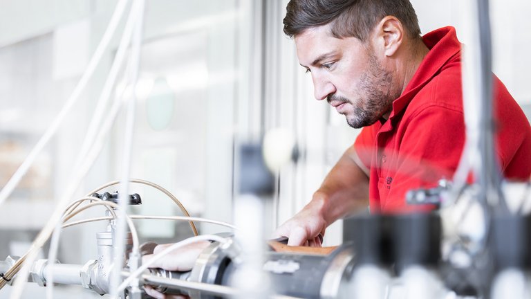 Aufnahme eines Mitarbeiters bei der Arbeit, der Karriere bei der Scherzinger Pumpen GmbH macht.