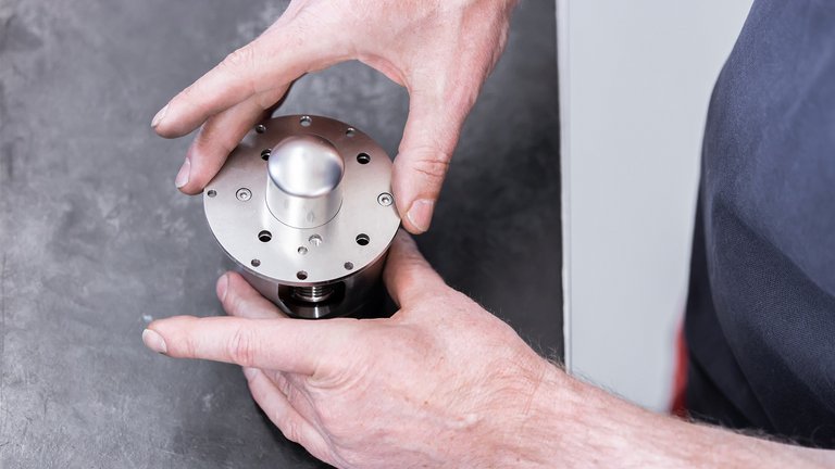 Bild einer Pumpe für Chemikaliendosierung der Firma Scherzinger aus dem Schwarzwald.