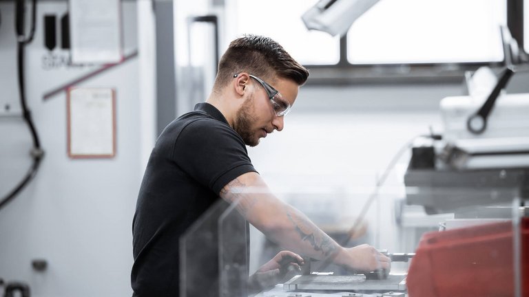 Bild eines Mitarbeiters im Unternehmen Scherzinger mit viel Geschichte und vielen Meilensteinen.