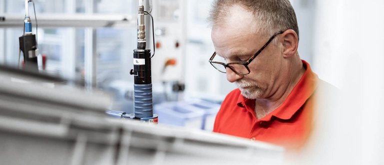 Mitarbeiter aus der Wartungsabteilung für Zahnradpumpen der Firma Scherzinger.