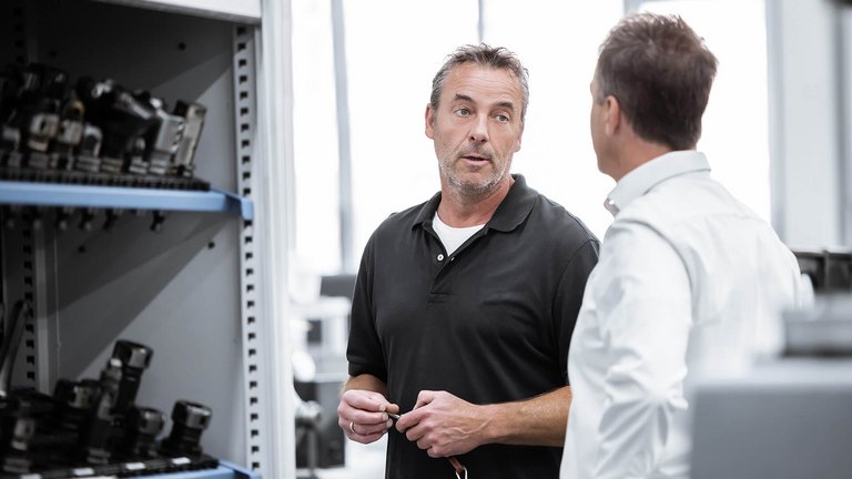 Zwei Experten für Dosiersysteme von Scherzinger im Gespräch.