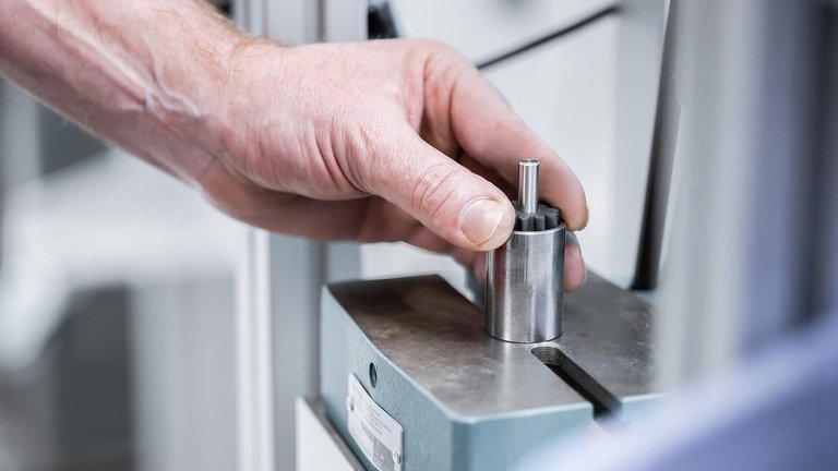 Bild der Herstellung einer Pumpe für die Kraftstoff-Additivdosierung.